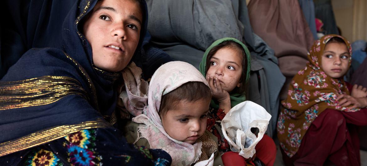 © UNICEF/Alessio Romenzi Women and children in the waiting room of a health clinic in Kandahar, Afghanistan.